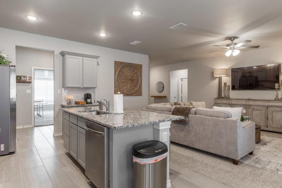 Entire House~ Spacious~ Prime Location~ Backyard Lubbock Exteriör bild